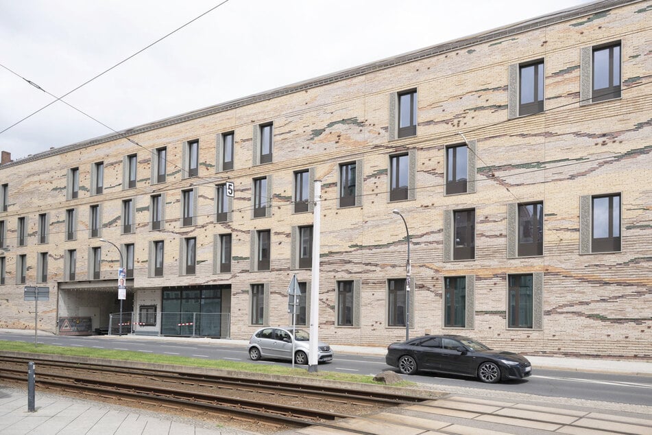 Die Fassade des Neubaus wirkt durch die geschwungenen Linien recht markant. Bis 2028 soll der Umzug abgeschlossen sein.