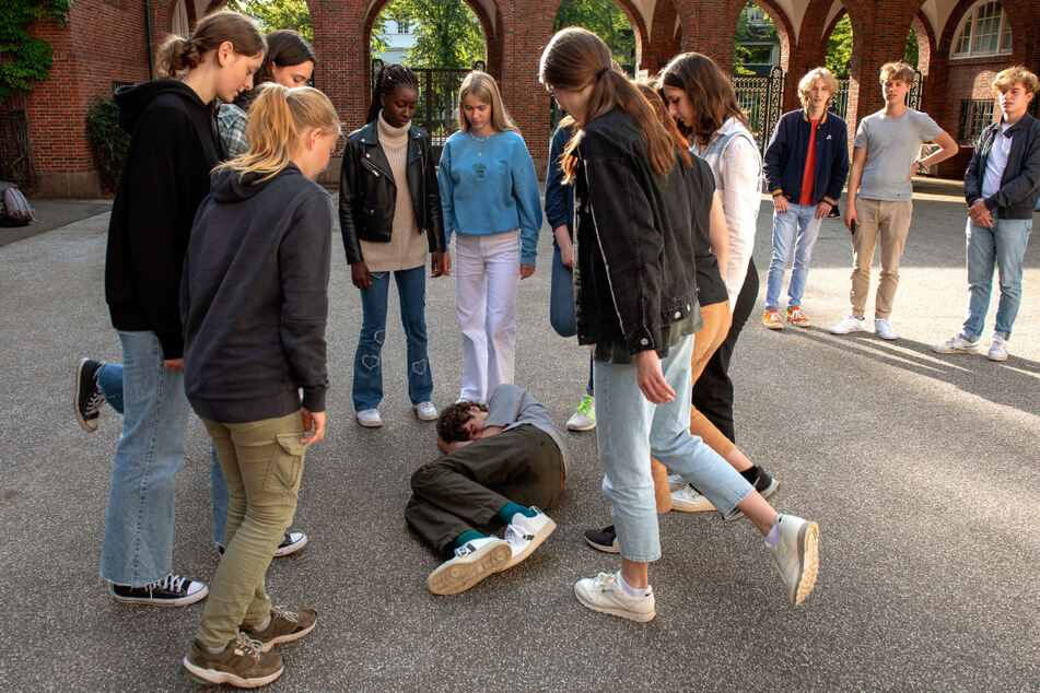 Moritz (Julien Neisius, 19) wird von seinen Mitschülerinnen angegriffen.