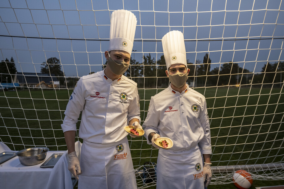 Volltreffer in der Sportgaststätte: Paul Jahn (24, l.) und David Bachnick (26) mit der Kreation "Beschwipste Müllerin".