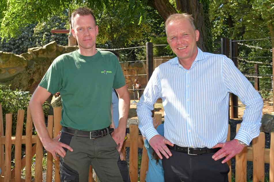 Revierleiter Ronny Moche (41, l.) und Zoo Chef Karl-Heinz Ukena (50) hoffen auf Nachwuchs bei den Dickhäutern.