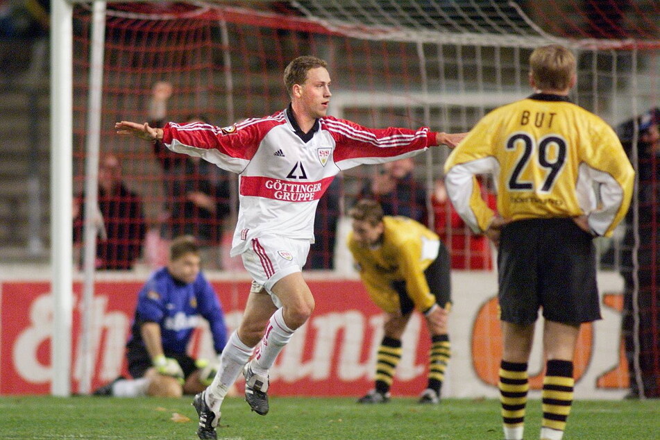 Timo Rost dreht im VfB-Trikot jubelnd ab - 1998 wurde er als Doppeltorschütze im Pokal gegen Dortmund zum großen Helden.