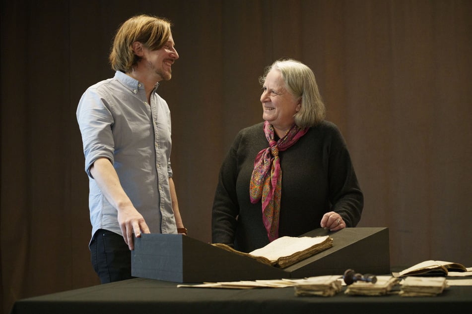 Der Oldenburger Historiker Lucas Haasis (l.) und die Londonerin Jane Luetkens schauen zusammen historische Briefe an.