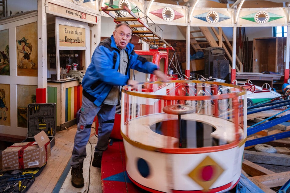 Nicht nur das Karussell dreht sich, sondern auch einzelne Teile, zeigt Vereinsvorsitzender Jochen Meyer (72).