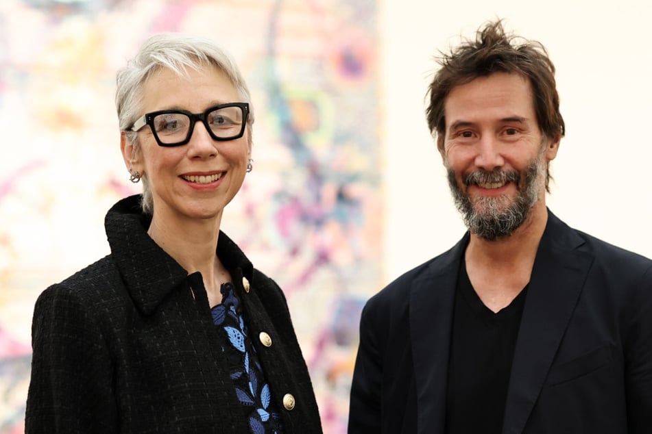Hollywoodstar Keanu Reeves (61, r.) feiert mit seiner Partnerin Alexandra Grant (53) ihre erste Einzelausstellung in Deutschland.