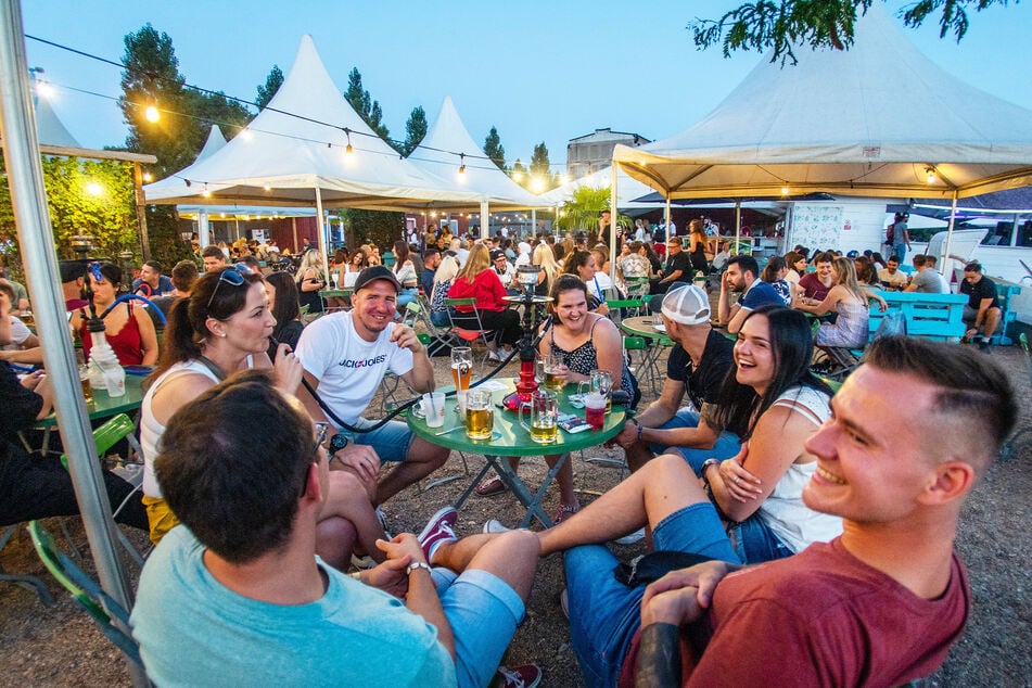 Der Uferstrand Chemnitz ist am Abend gut besucht. Mit ihrem Herbst-Plan will Sachsens Regierung dafür sorgen, dass auch die Gastronomie nicht noch einmal in den Lockdown muss.