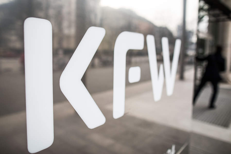 Das Logo der KfW an der Zentrale der KfW Bankengruppe.