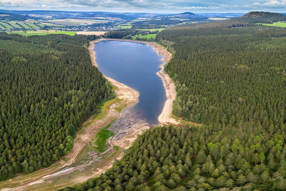 Rund 40 Prozent der Bevölkerung in Sachsen erhalten das Trinkwasser aus Talsperren (hier: die Talsperre Cranzahl). In Burkhardtsdorf kommt das Trinkwasser jedoch aus dem lokalen Quellgebiet. Dort wird derzeit geprüft, ob Windräder errichtet werden können. Beide Nutzungen schließen sich aus.