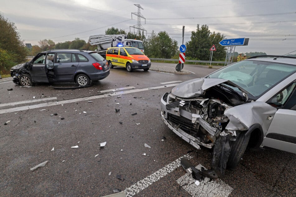 Heftiger Crash an der A72-Auffahrt Chemnitz-Röhrsdorf: Ein Suzuki krachte frontal mit einem Volvo zusammen.
