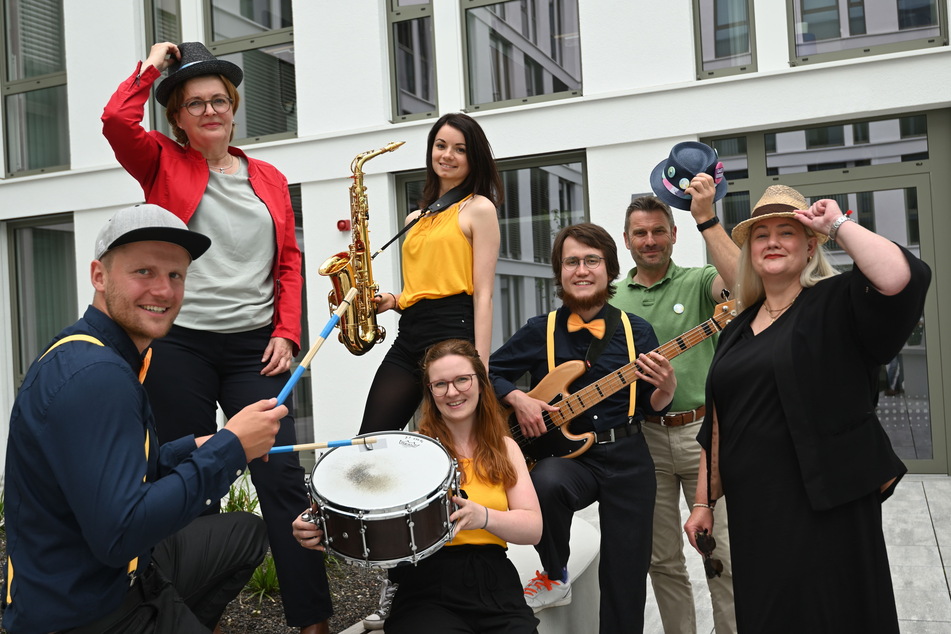 Die Band "Sounds of Amarula" und die Organisatoren Ralf Schulze (54, r.), Astrid Eberius (52, eins Energie) und Kirstin Antonelli (54, l.) stehen in den Startlöchern.