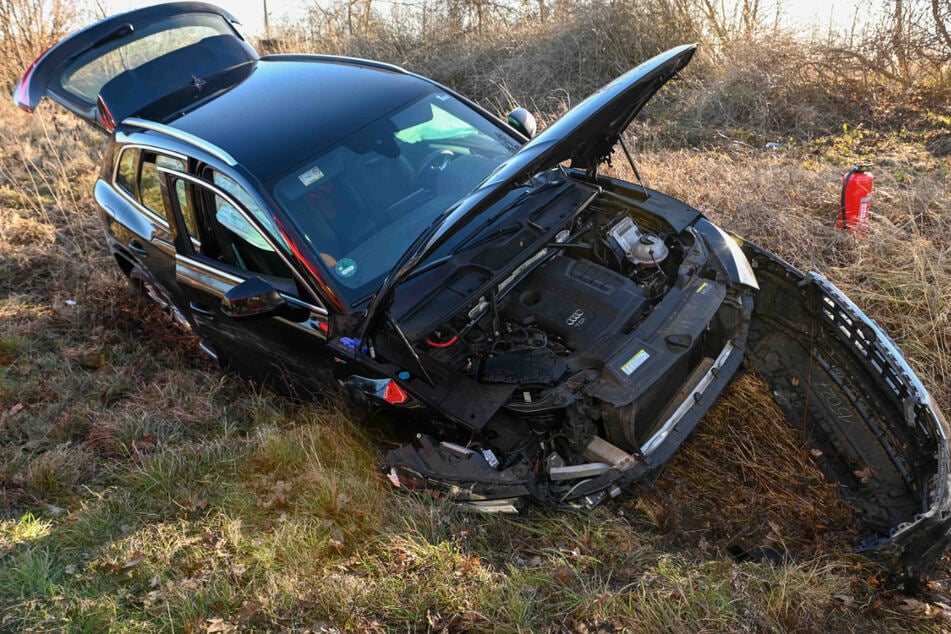 Unfall A14: Heftiger Unfall auf A14: Audi überschlägt und bohrt sich in Graben – zwei Menschen verletzt