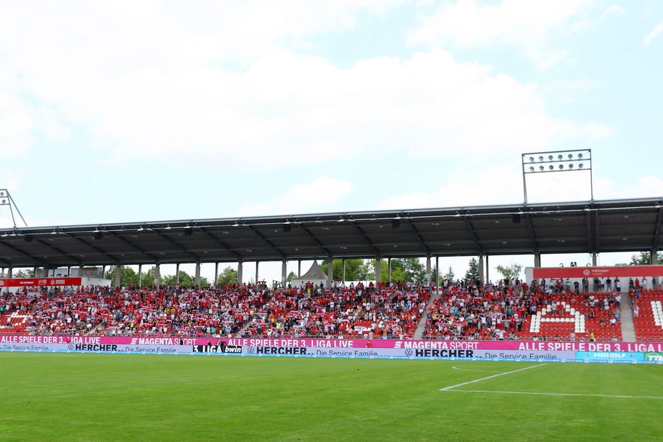 Auch wenn die Tribünen noch nicht vollbesetzt waren, machten die FSV-Fans in der GGZ-Arena richtig gut Stimmung.