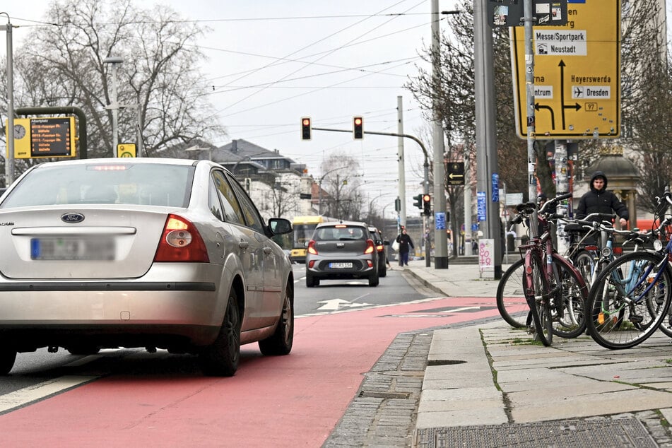 Verstöße im Minutentakt: Am Albertplatz Ecke Alaunstraße überfährt ein Autofahrer den Radfahrstreifen mit durchgezogener Linie.