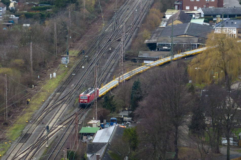 Der Güterzug stand am Freitagmorgen noch auf den Gleisen.