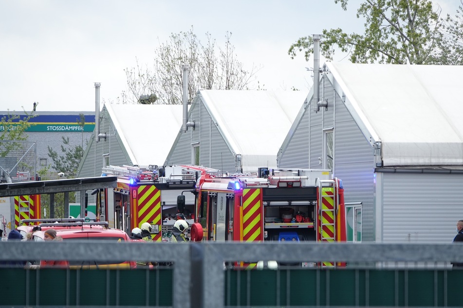 Gegen 9.55 Uhr rückten die Kameraden der Dresdner Berufsfeuerwehr aus: Eine Zimmer stand in Flammen.