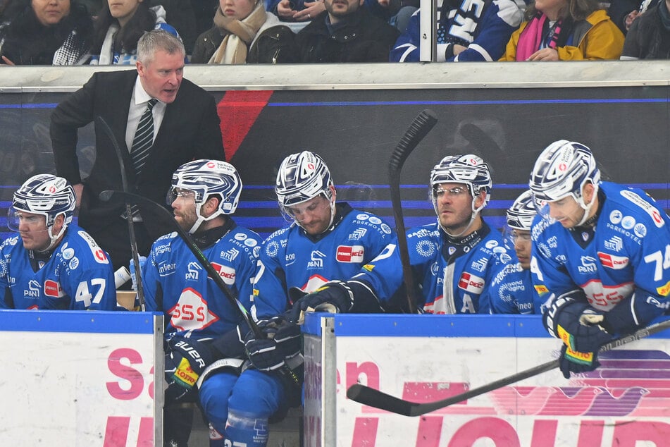 Coach Niklas Sundblad (52, h.) erreicht seine Mannen nicht mehr.