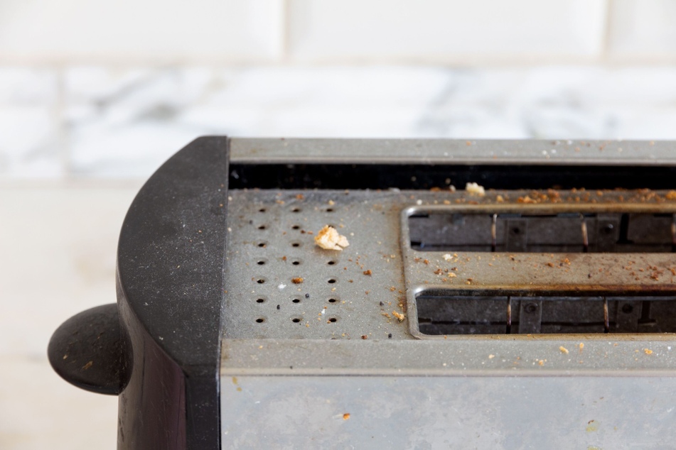 Beim Toaster-Reinigen bekommt man Krümel deutlich leichter aus dem Inneren als Fettrückstände.