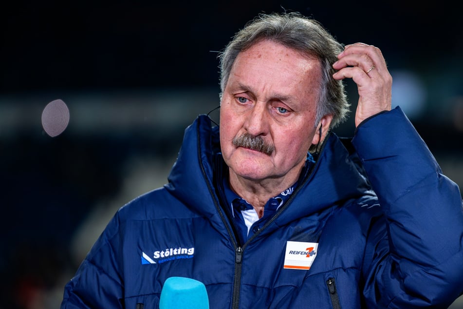 Kulttrainer und Bundesliga-Urgestein Peter Neururer (71) hat so seine ganz eigene Methode, wenn es in der zweiten Halbzeit nicht läuft.