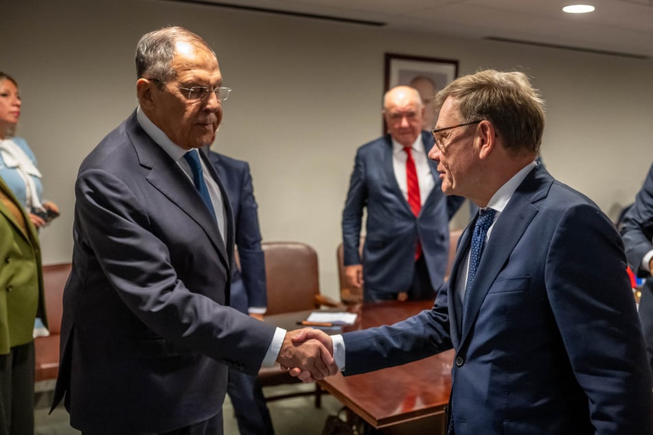 Das Treffen von Bundesaußenminister Johann Wadephul (63, CDU) mit seinem russischen Kollegen Sergej Lawrow (76) endete sogar mit einem Handschlag.