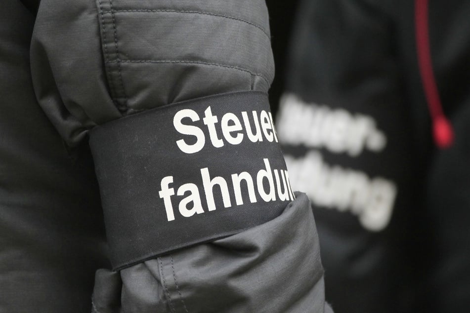 Mehr als 300 Beamten schlugen am Mittwoch bei einer bundesweiten Razzia in acht Bundesländern zu. (Symbolfoto)