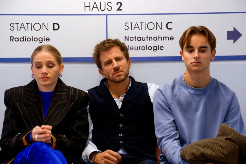 Nachdem Bella Victorias falsches Spiel durchschaut hat, zieht sie ins Rosenhaus zurück, um gemeinsam mit Arthur (Vivian Frey, 43, M.) und Till (Francesco Oscar Schramm, 20) auf Svenjas Erwachen nach der OP zu warten.