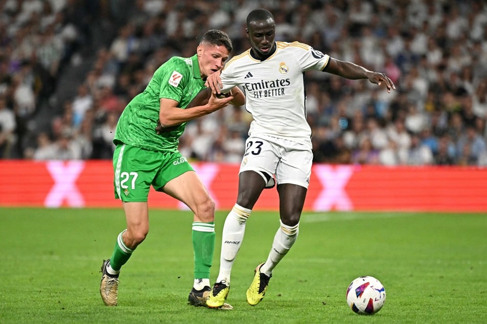 Sergi Altimira (24, l.) von Betis Sevilla soll in den Fokus von RB Leipzig geraten sein. Erst am Wochenende wurde er zum "Man of the Match" gekürt.