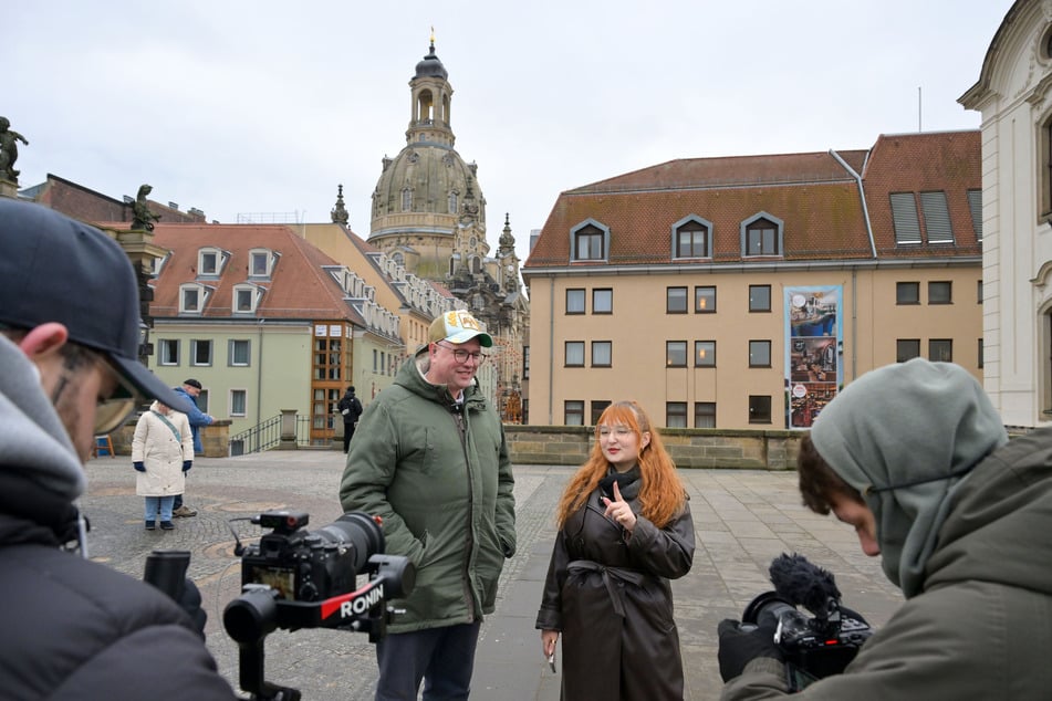 Für TAG24 testete Redakteurin Janina Rößler (23), wie gut sich Maik Zeuge wirklich mit den Straßenbahnen auskennt.