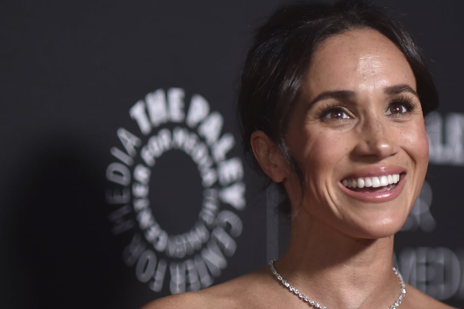 Expertin sicher: Meghan Markle schickt mit ihren Outfits eine geheime Botschaft an die britischen Royals
