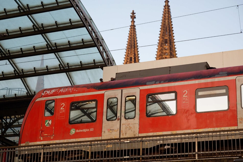 Ein neuer Mittelbahnsteig soll für eine noch höhere Frequentierung der S-Bahn-Linie 11 am Kölner Hauptbahnhof sorgen. (Archivbild)