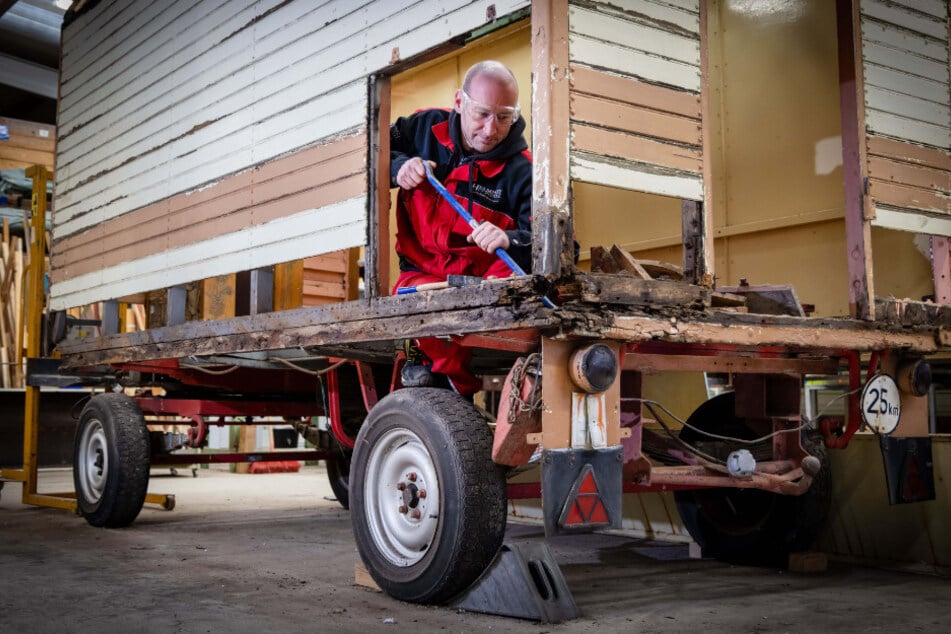 Theater-Mitarbeiter Enrico Frenzel (47) baut einen alten Zirkuswagen wieder auf.