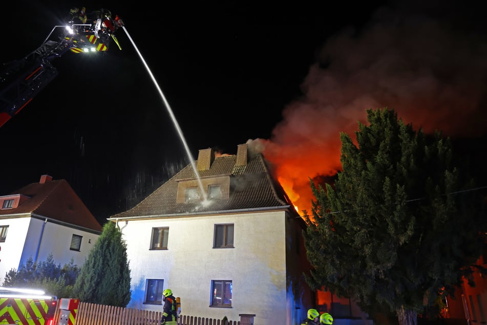 In einem Wohnhaus auf der Poststraße in Hohenstein-Ernstthal brach in der Nacht zu Samstag ein Feuer aus.