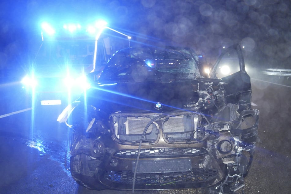 Der BMW wurde bei dem Unfall stark demoliert, der Fahrer erlitt leichte Verletzungen.