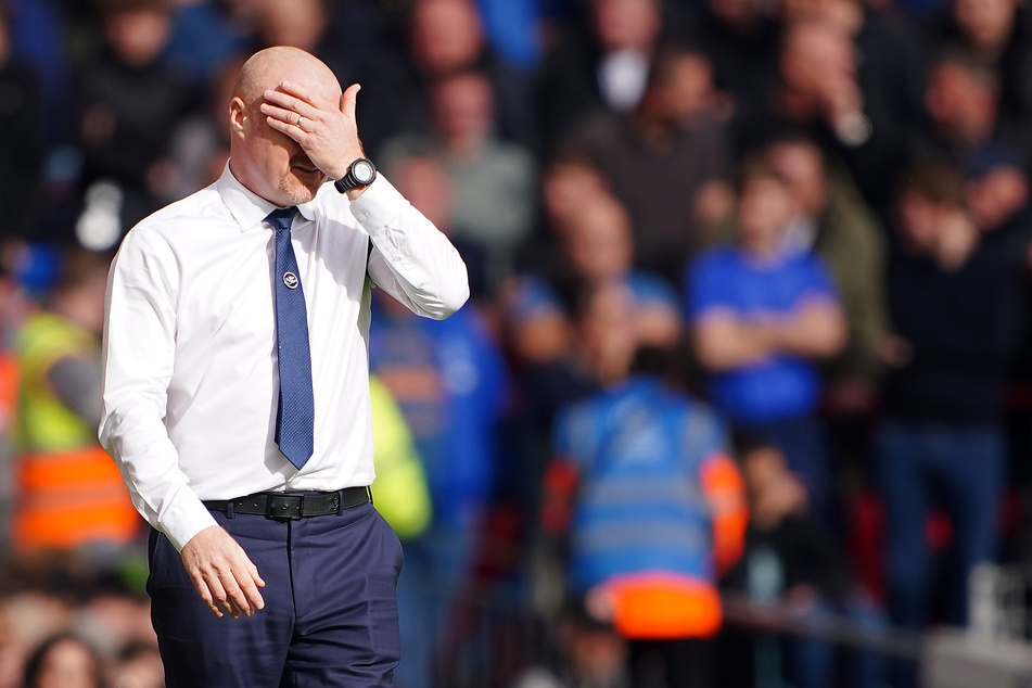 FC Evertons Cheftrainer Sean Dyche (52) kann den Punktabzug seines Teams kaum fassen.