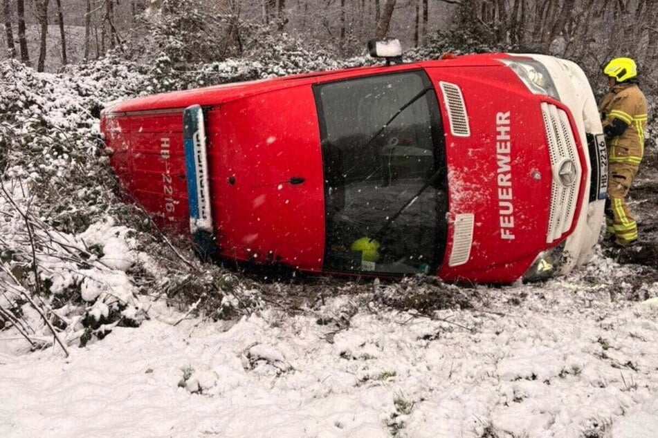 Auf der schneeglatten A27 kam ein Transporter der Feuerwehr Bremen am Samstag von der Straße ab. Der 36-jährige Fahrer blieb unverletzt.