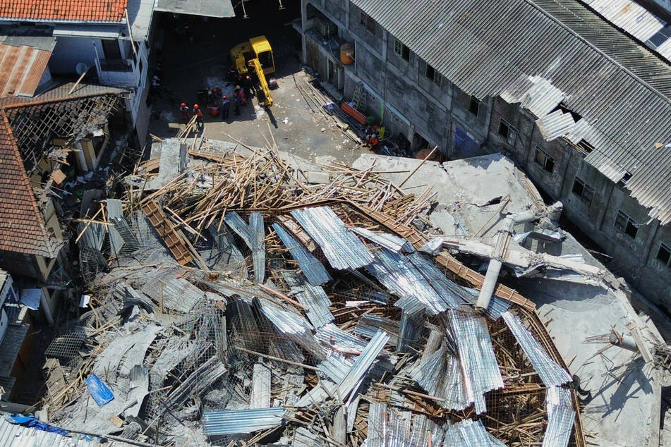 Ein Drohnenfoto während der Räum- und Bergungsarbeiten zeigt das ganze Ausmaß der Katastrophe.