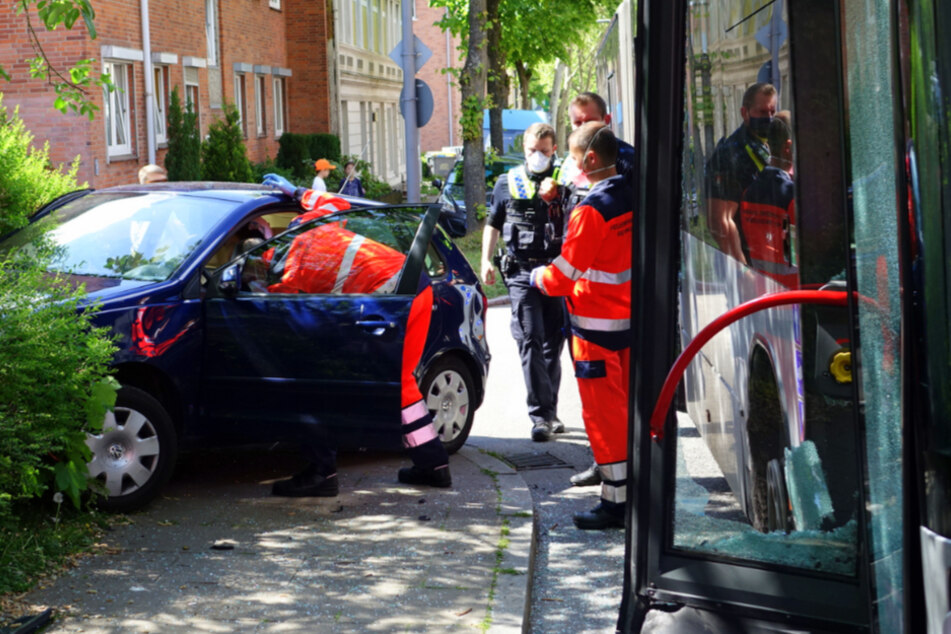 Sanitäter kümmern sich um die Frau im Unfallwagen.