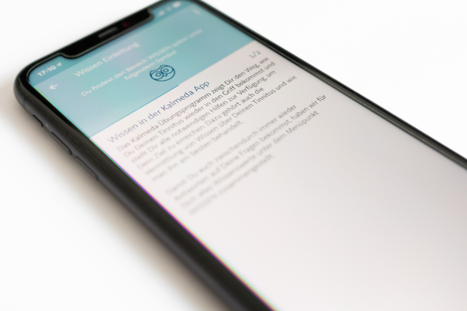 Die Kalmeda Tinnitus App wird auf einem Smartphone dargestellt. Die App ist eine von zweien, die seit wenigen Tagen auf einer Liste erstattungsfähiger digitaler Leistungen der Krankenkassen stehen. Damit können Ärzte nun eine App gegen Tinnitus oder auch gegen Angststörungen verschreiben.