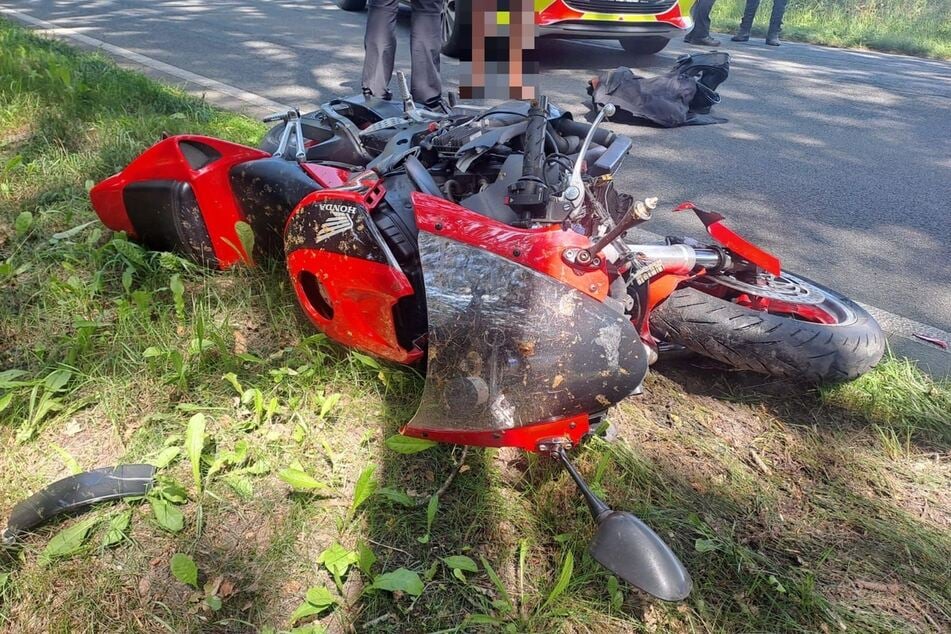 Das Motorrad wurde bei dem Unfall stark beschädigt.