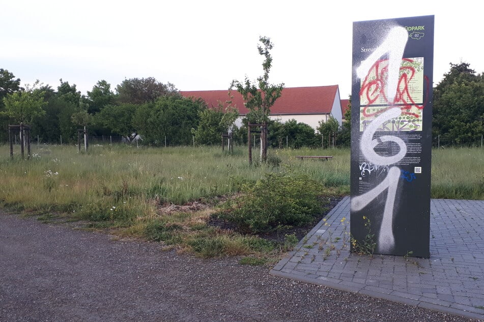 Mit der Zahlenfolge "161" verschandelten Vandalen eine Info-Tafel im Südpark.