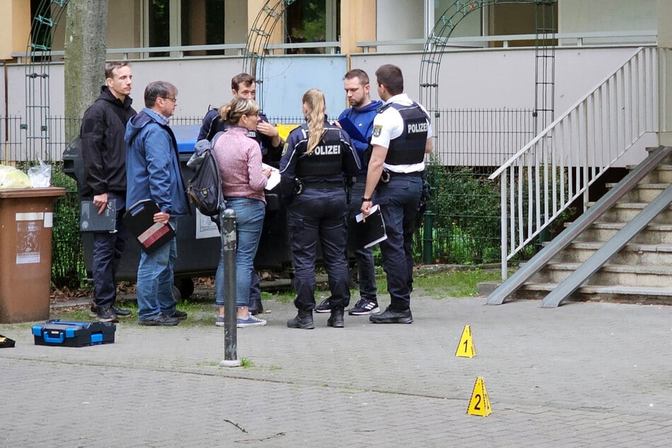 Beamte der Polizei und Kriminaltechniker am Sonntag in Halle. Nach der Attacke mit drei Verletzten laufen die Ermittlungen auf Hochtouren.