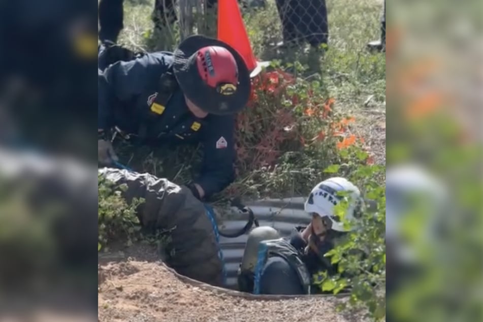 Mit Helm auf dem Kopf und Sauerstoffflaschen auf dem Rücken kletterten die Helfer in den Schacht.