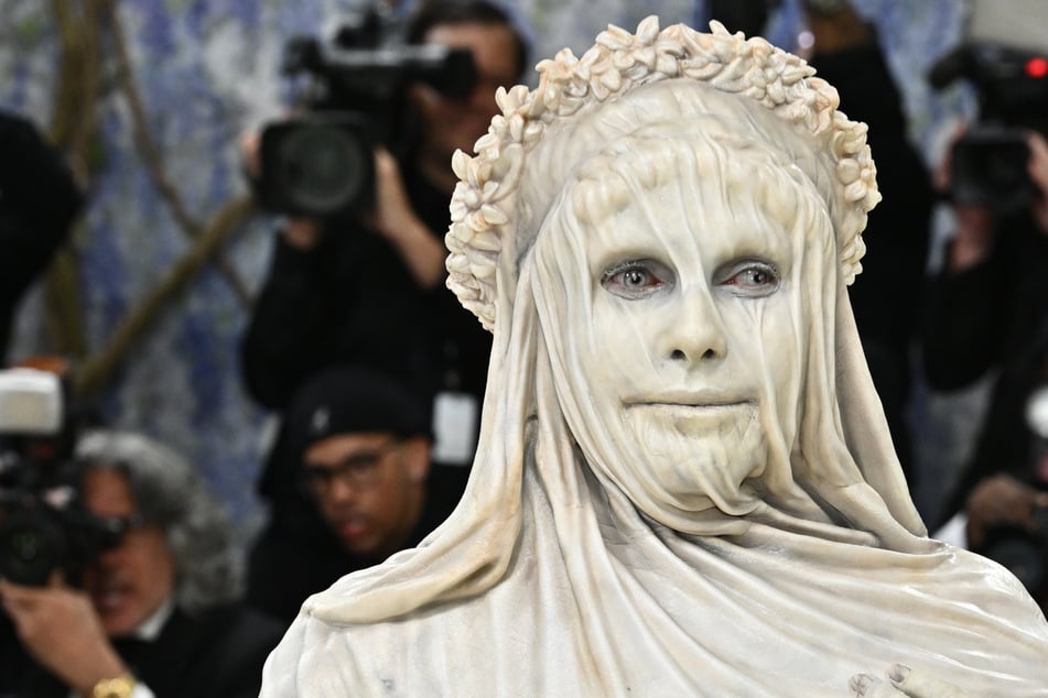 Heidi Klum: Lebende Statue: Heidi Klum ist kaum wiederzuerkennen