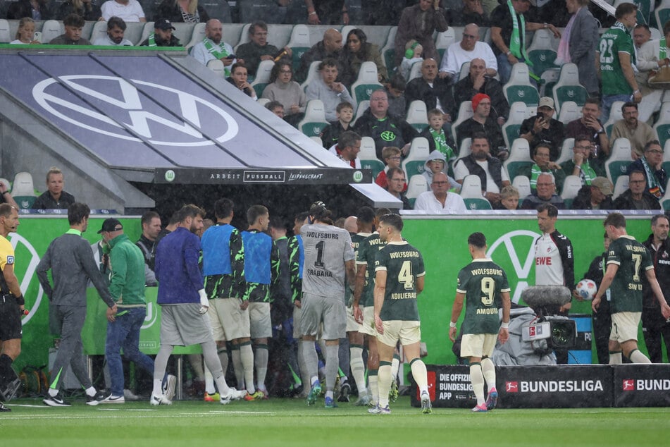 Nach rund 23 Minuten mussten die Spieler in die Kabine, weil über dem Stadion ein Gewitter aufgezogen war.