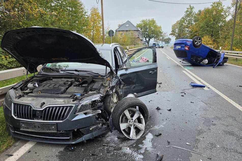 Heftiger Unfall bei Zwickau: Drei Autos krachen zusammen, Bundesstraße dicht