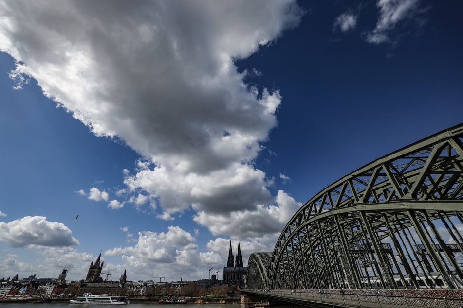 Im Laufe des Abends weicht die Sonne in manchen Teilen Nordrhein-Westfalens dichten Wolken, die Gewitter und Starkregen mit sich bringen können. (Archivbild)