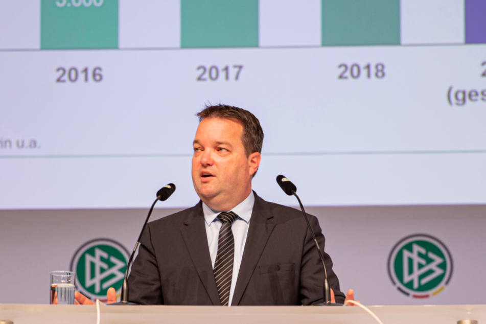 DFB-Schatzmeister Stephan Osnabrügge spricht beim 43. ordentlichen DFB-Bundestag im Congress Zentrum.