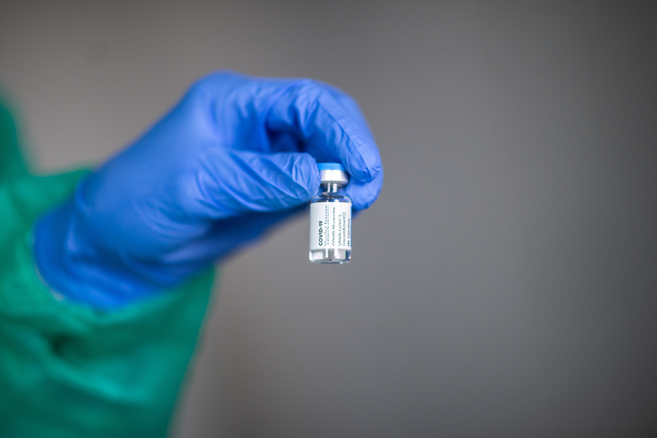 Eine Ärztin hält eine Ampulle des Covid-19-Impfstoffs von Janssen (Johnson & Johnson) in der Hand.