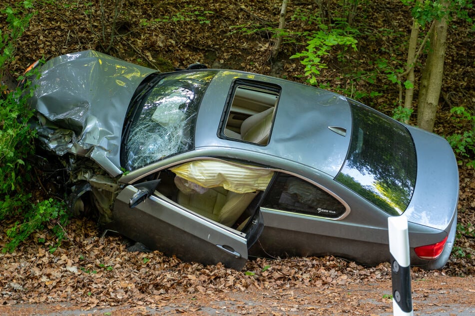 Der BMW krachte nach dem Zusammenstoß mit den Bikern noch gegen einen Baum. Die beiden Insassen flüchteten anschließend.