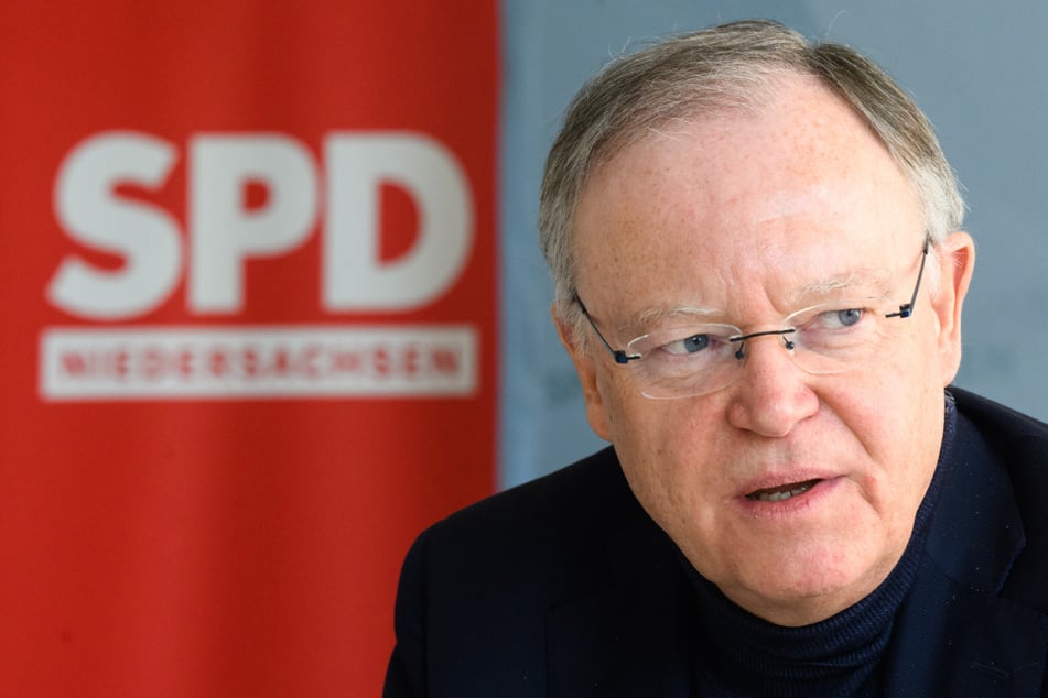 Niedersachsens Ministerpräsident Stephan Weil (66, SPD) war zunächst ins falsche Wahllokal gegangen.