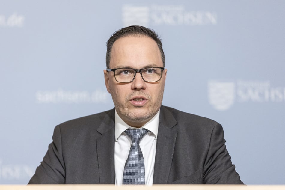 Wirtschaftsminister Dirk Panter (51, SPD) wird am Freitag im Bundesrat für Änderungen bei der Führerscheinausbildung werben.