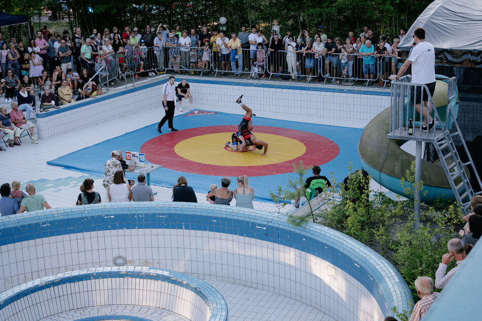 Tausende Menschen kamen am Wochenende, um beim Kunstfestival "Begehungen" im Thalheimer Erzgebirgsbad dabei zu sein.